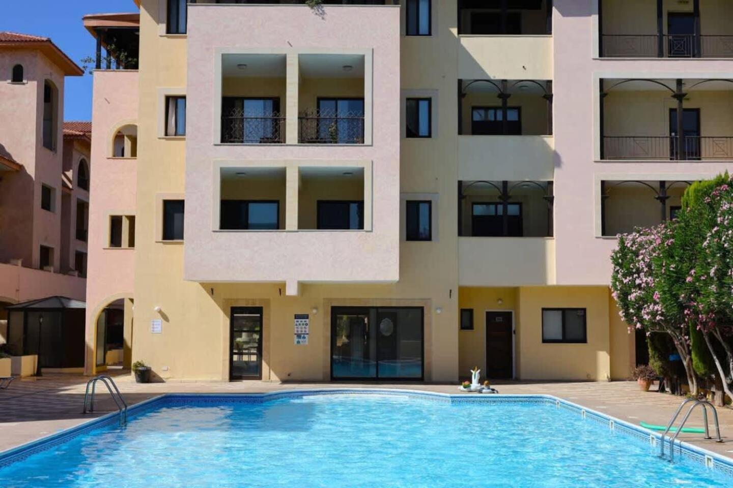 Queens Gardens Paradise Vip, Pool, Mall, Sea Pafos Dış mekan fotoğraf